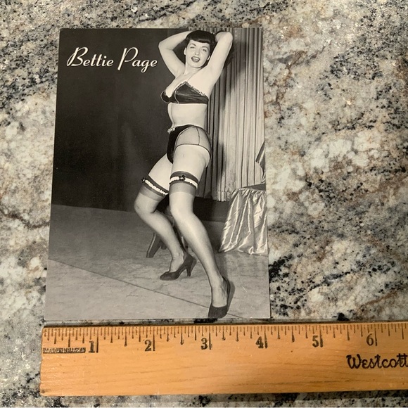 Bettie Page Postcard 1999 Pyramid licensed England new never used - Picture 1 of 2